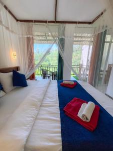 a bedroom with a large bed with two towels on it at Tea Pick View Ella in Ella