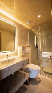 ein Badezimmer mit Waschbecken, Toilette und Dusche in der Unterkunft Zen Garten in Ahrensfelde