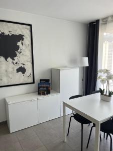 a white room with a white table and a white desk at Studio Le Mûrier in Saint-Martin-dʼHères