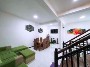a living room with a green couch and a table at Tea Pick View Ella in Ella