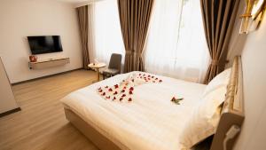 ein Hotelzimmer mit einem Bett, das mit Herzen verziert ist in der Unterkunft Zen Garten in Ahrensfelde + 22 Fotos