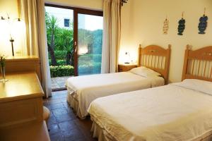 two beds in a hotel room with a window at Munahan Otel in Bodrum City +52 photos