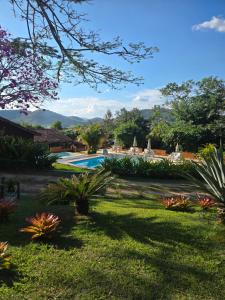 a view of the garden and swimming pool at Pousada das Estrelas in Areal