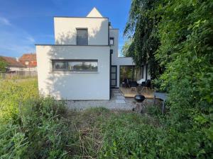 a modern house with a white facade at Maison avec accès piscine partagée in Colmar