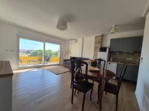 a kitchen and a living room with a table and chairs at Playa Los Náufragos Torrevieja in Torrevieja