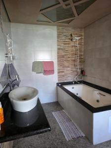 a bathroom with a large tub and a sink at momento de paz in Sumaré