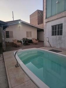 a swimming pool in front of a building at momento de paz in Sumaré +1 photo