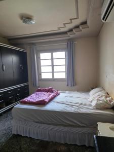 a bedroom with a large bed and a window at momento de paz in Sumaré