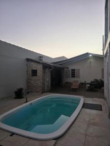 a swimming pool in the backyard of a house at momento de paz in Sumaré