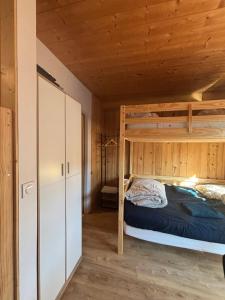 a bedroom with two bunk beds in a cabin at KEARL, studio neuf soleil et détente in Les Gets