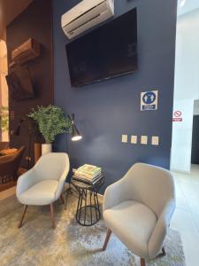 zwei Stühle und ein Tisch in einem Zimmer in der Unterkunft Vive Place in Aguascalientes