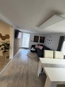 a living room with a couch and a table at Annas Ruheoase in Meißendorf