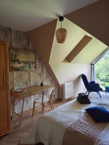 a bedroom with a bed and a desk in a room at U Helci - Na Krańcu Świata - Azyl tylko dla Dorosłych in Studzienno