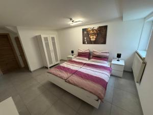 a bedroom with a bed and a painting on the wall at Toms FeWo in Losheim