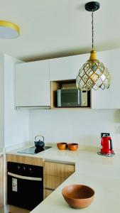 a kitchen with a microwave and a bowl on a counter at Distrito Cavancha in Iquique