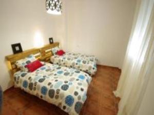 Livingtarifa Apartamento El Nidoにあるベッド