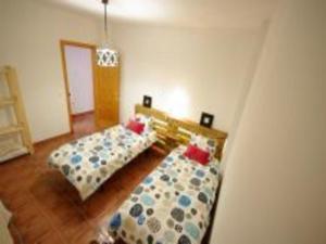a room with two beds in a room at Livingtarifa Apartamento El Nido in Facinas