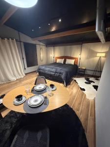 a room with a table and a bed in it at Chalé Exclusive El Paso in Mairiporã