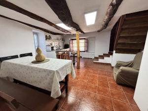 a living room with a table and a kitchen at Santa Cruz del sil in Santa Cruz del Sil
