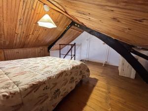 a bedroom with a bed and a wooden ceiling at Santa Cruz del sil in Santa Cruz del Sil