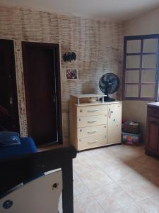 a room with a dresser and a dresser with a mirror at Suíte em casa particular in Lagoa Santa