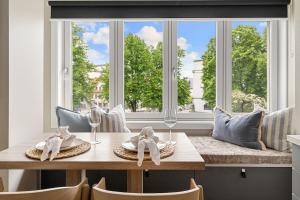 a dining room with a table and a window at Voy Stays Molde sentrum in Molde