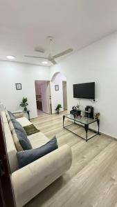 a living room with a couch and a flat screen tv at صلالة صحلنوت in Salalah