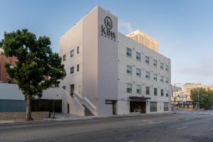 a white building with the kinks on it on a street at Kins Hotel in Los Angeles
