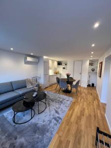 a living room with a couch and a table at Lägenhet nära badplatser, Önnered in Gothenburg