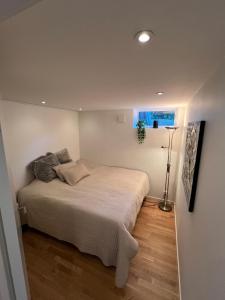 a bedroom with a bed and a lamp in it at Lägenhet nära badplatser, Önnered in Gothenburg