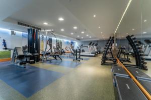 a gym with several treadmills and tread machines at Deville Prime Campo Grande in Campo Grande