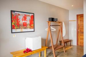 a room with a ladder and a painting on the wall at Pura Vida Hotel in Itarema