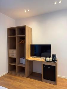 a wooden desk with a television and a book shelf at Villa SkyWay in Krujë