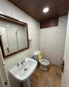 ein Badezimmer mit Waschbecken und Toilette in der Unterkunft Arida farm in Bischarri + 14 Fotos