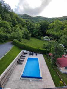 an overhead view of a swimming pool in a yard at Къща за гости ДАЯНИЦА in Kopilovtsi
