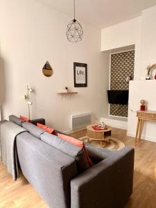 a living room with a couch and a table at Le Notre Dame - Hyper centre in Angoulême