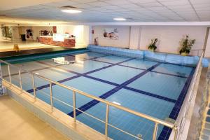 an overhead view of a swimming pool at Kule Hotel&Spa Gaziantep in Şahinbey