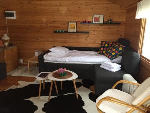 Rúm í herbergi á Modern Lapland Cottage with Outdoor Sauna & BBQ Hut