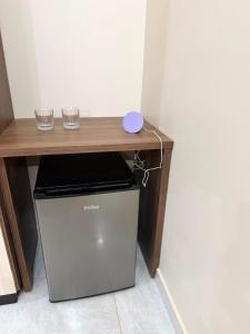 a table with a desk on top of a trash can at Pousada Lumiera House in Foz do Iguaçu