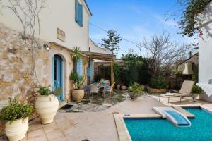 a house with a swimming pool in a yard at Villa Epavlis in Plaka