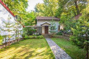 a small white house with a garden in the yard at Villa Stefan Kozuf in Konsko