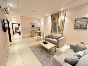 a living room with a couch and a table at شقق البيلسان الذهبي للشقق المخدومة in Jeddah