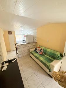 a room with a bed and a kitchen in it at Casa baixinha in Ubajara