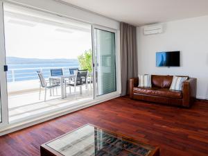 a living room with a couch and a table at Belado Residence Bol in Bol