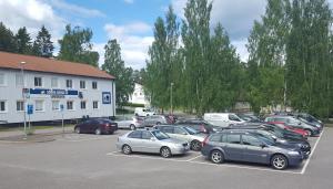 un montón de autos estacionados en un estacionamiento en Södra Bergets Vandrarhem, en Sundsvall
