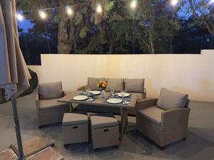 ein Holztisch und Stühle mit einem Tisch und Stühlen in der Unterkunft Villa ASTERA in Pefkari