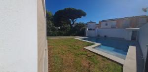 a view of the backyard of a house with a swimming pool at La OSTRA 33 in Chiclana de la Frontera