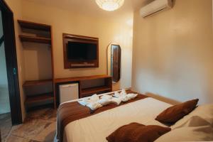 a bedroom with a bed with towels on it at Kitecabana Pousada in Cumbuco