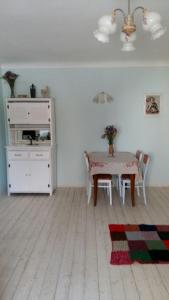 ミルゴロドにあるEco-Apartment in Province Styleのテーブル、デスク、テーブル、椅子が備わる客室です。