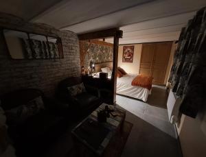 a small room with a bed and a mirror at le patio de la Cavée " havre de paix" in Verderonne